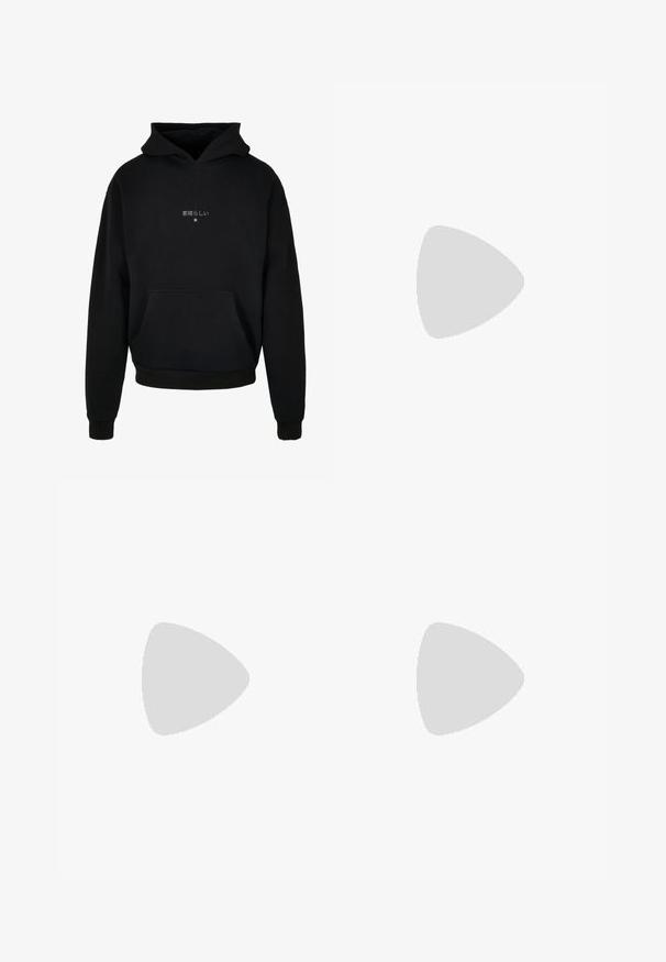 Schwarzer Kapuzenpullover aus weichem Material, mit einer vorderen Kängurutasche und weißem japanischen Text mit einem Sternakzent.; Schwarze, locker sitzende Cargo-Hosen mit elastischem Bund und verstellbarem Kordelzug. Mit Reißverschlusstaschen und Bündchen an den Knöcheln.; Schwarze Leder-Chucksneaker mit dicker Gummisohle, schlankem Design und strukturierten Akzenten. Verfügt über Schnürsenkel und eine Zuglasche an der Ferse.; Schwarze quadratische Umhängetasche mit verstellbarem Schulterriemen, Frontreißverschlusstasche und kleinem aufgenähtem Logopatch in der unteren rechten Ecke.