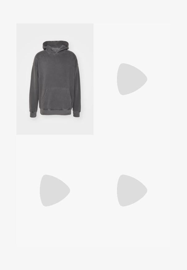 Abercrombie & Fitch Essential Popover Hoodie - Huppari - quiet shade; Musta puuvillainen T-paita lyhyillä hihoilla, pyöreällä kaula-aukolla ja pienellä tarralla vasemmassa hihassa. Sileä pinta, normaali istuvuus.; Slim fit -harmaat farkut, joissa napillinen sulku, vyölenkit ja viiden taskun malli, esitettynä tasaisesti valkoista taustaa vasten.; Musta kiillotettua nahkaa oleva nauhallinen kenkä, jossa paksu kumipohja ja matala korko, sivulla bränditeksti "SAMSOE" ja takana vetolenkki.