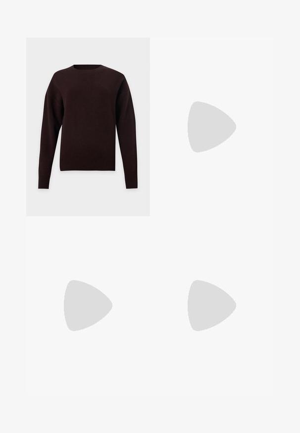 Pull marron foncé à manches longues avec col rond, poignets et ourlet côtelés sur fond clair uni.; Pantalons larges en tissu sombre, présentant une texture lisse, des passants de ceinture et un pli avant, avec un design épuré et sans ornements.; Chaussure slingback en cuir verni noir à bout pointu avec bride en T et petit talon bloc incliné sur fond blanc.; Sac à main beige Michael Kors avec motif MK embossé, doubles poignées, poche avant zippée et bandoulière amovible sur fond blanc.