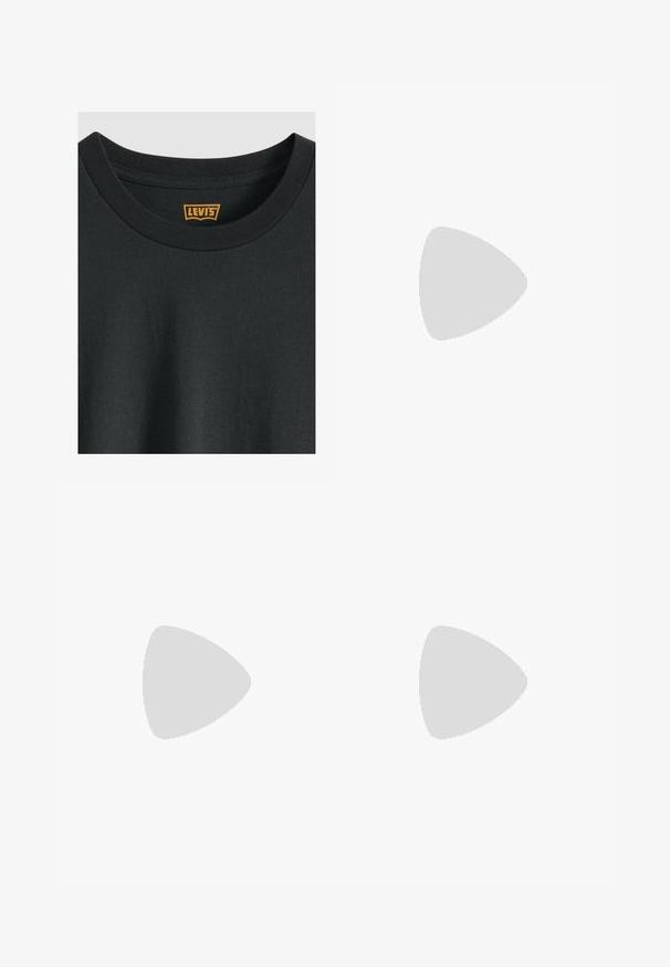 Schwarzes Levi's T-Shirt mit Rundhalsausschnitt, das einen gerippten Kragen und ein orangefarbenes Levi's Logo-Label an der inneren Halslinie zeigt.; Hellblaues Jeanshemd mit langen Ärmeln, zwei Brusttaschen, durchgehender Knopfleiste und kontrastierenden, dunkleren Taschenoberteilen. verfügt über einen abgerundeten Saum.; Blaue Slim-Fit-Denimjeans mit fünf Taschen und Knopfschluss, mit leichter Ausbleichung an Oberschenkeln und Knien, auf weißem Hintergrund präsentiert.; Schwarze Sneakers aus Leder mit schlankem Design, ausgestattet mit einer strukturierten Oberfläche, runder Schuhspitze und schwarzen Schnürsenkeln. Goldenes Logo-Detail an der Seite.