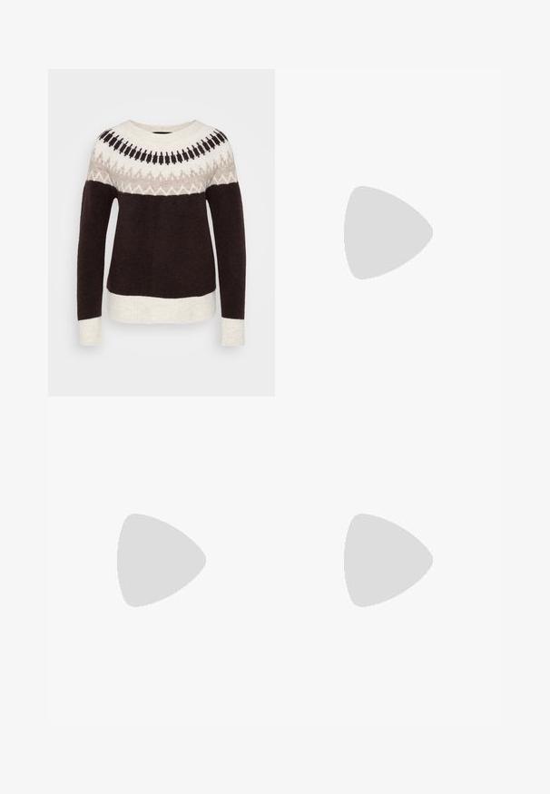 Pull à manches longues avec col rond, corps marron foncé, poignets et ourlet crème, et une empiècement à motif dans des tons crème, beige et noir.; Pantalons en coton noir, conçus avec une coupe droite. Comprend cinq poches et une fermeture à bouton sur le devant. Texture lisse, détails de couture minimaux.; Bottine en cuir noir avec un bout pointu, une silhouette élégante et un talon carré massif. Texture lisse avec des détails de couture minimalistes.; Boucles d'oreilles en or en forme de créoles, avec une finition lisse et polie. Forme arrondie, de taille moyenne, dotées d'un mécanisme de fermeture sécurisé.