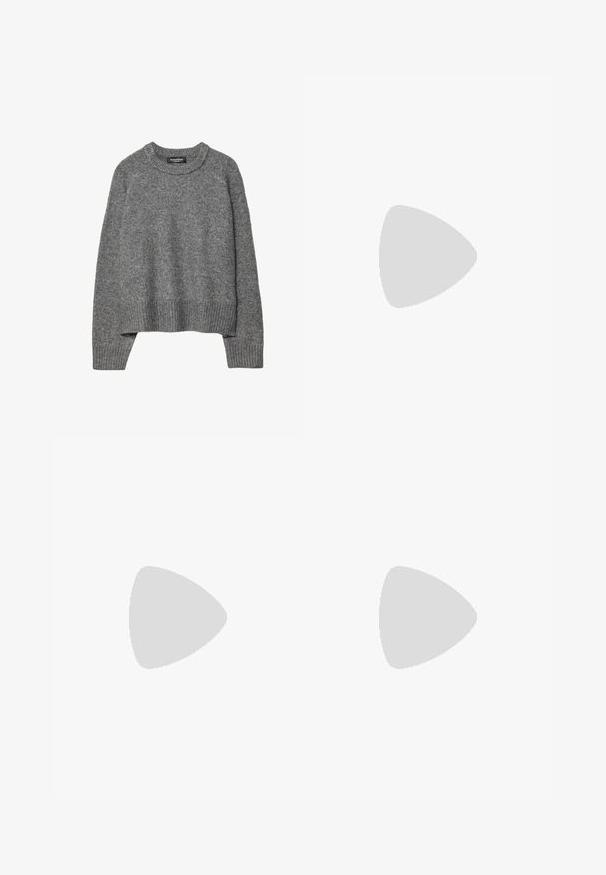 Pull en tricot gris avec un col rond, des poignets et un ourlet côtelés, présentant une coupe décontractée et une texture douce.; Jean en denim gris avec une coupe droite, des détails déchirés, cinq poches et des rivets en cuivre. La ceinture présente une étiquette de logo.; Bottines en suede marron, à bout rond, avec une doublure douce et une semelle en caoutchouc, présentant des détails de couture visibles le long des coutures.; Sac à épaule en cuir noir avec fermeture éclair et une fine bandoulière simple suspendue vers le haut sur un fond blanc.