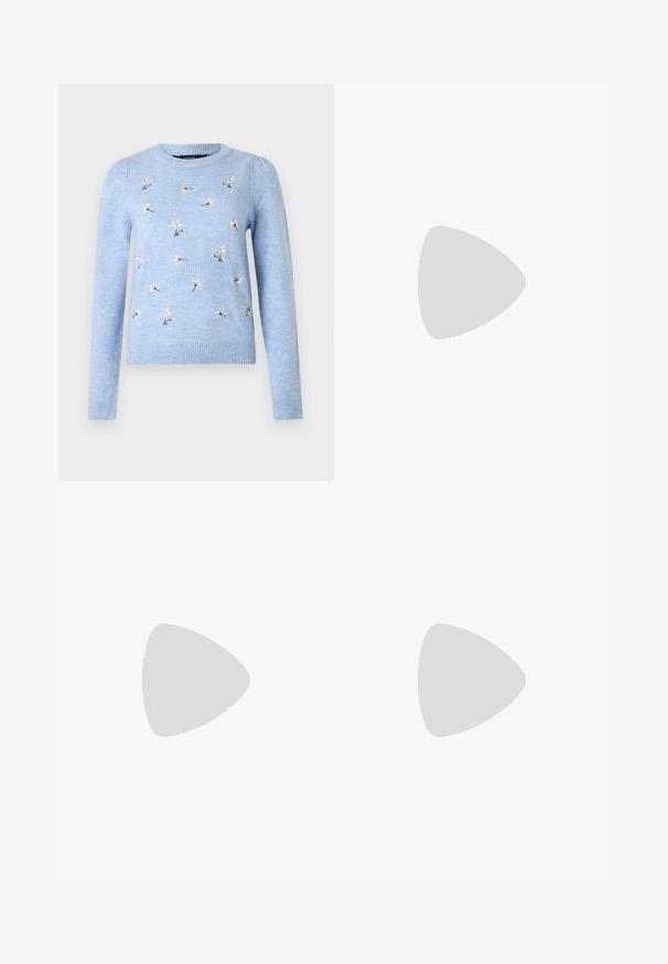 Suéter de punto azul claro con bordado floral, cuello redondo, mangas largas y puños acanalados. Textura suave y diseño ajustado.; Jeans de tiro alto de pierna ancha en azul oscuro, con detalles de botones dorados, dos bolsillos en la parte delantera y trasera y costuras en contraste. Tejido de mezclilla texturizado.; Piernas con leggings oscuros acanalados combinados con bailarinas negras que presentan pequeños detalles de lazo sobre un fondo blanco.; Pequeño bolso negro brillante con dos asas largas y detalles de cordón lateral sobre un fondo claro liso.