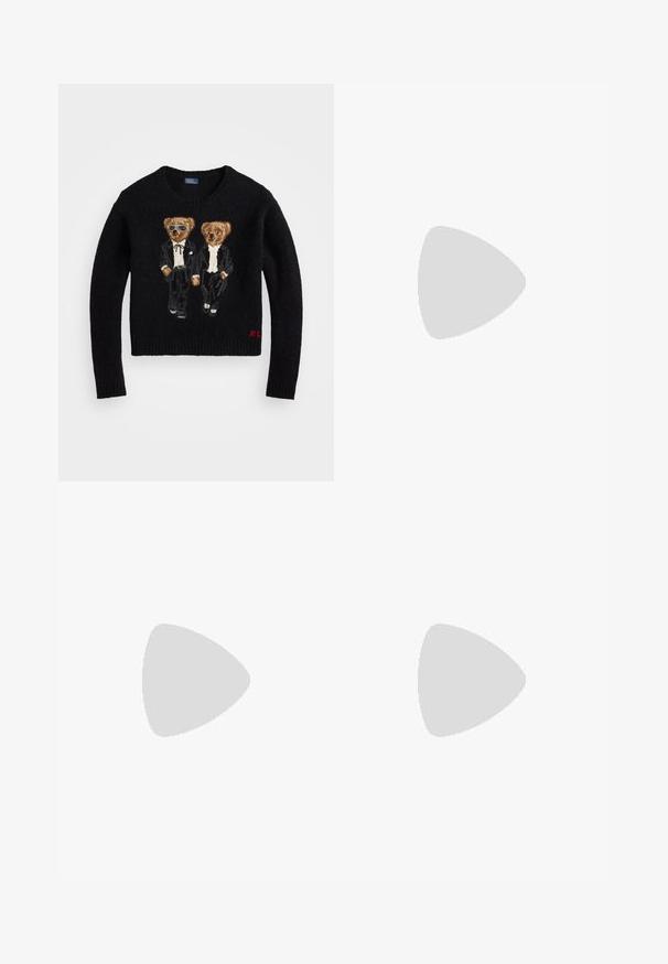 Sort strikket sweater med to broderede bjørne iført sorte smoking, en med solbriller, og røde "RL" initialer på kanten.; Mørkeblå denim skjorte med knapper. Har en brystlomme, lange ærmer og en afslappet pasform. Diskrete syningsdetaljer langs sømmene.; Mørkeblå denimjeans med lige ben, høj talje, diskrete syningsdetaljer og en klassisk fem-lomme-stil.; Brun ruskind lavsko sneaker med hvide snørebånd, beige sål og et lille hvidt hestelogo på siden.