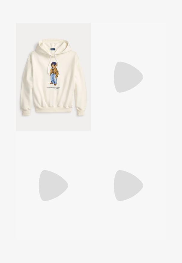 Weißer Hoodie mit einer Polo-Bär-Grafik, die eine braune Jacke, blaue Jeans und eine blaue Kappe trägt, mit dem Text "Polo Bear by Ralph Lauren" darunter.; Hellblaue Straight-Leg-Denim-Jeans mit leichtem Verblassen, Fünf-Taschen-Design und sichtbarem Polo-Markenlabel am Bund.; Hellbraune Wildleder-Sneaker mit niedrigem Profil, cremefarbenen Akzenten, Schnürdesign und Gummisohle. Mit kleinem Logo an der Seite.; Braune Wildleder-Halbmonden-Handtasche mit dunkelbraunen Lederakzenten, goldfarbenen Beschlägen und kurzem Schulterriemen.