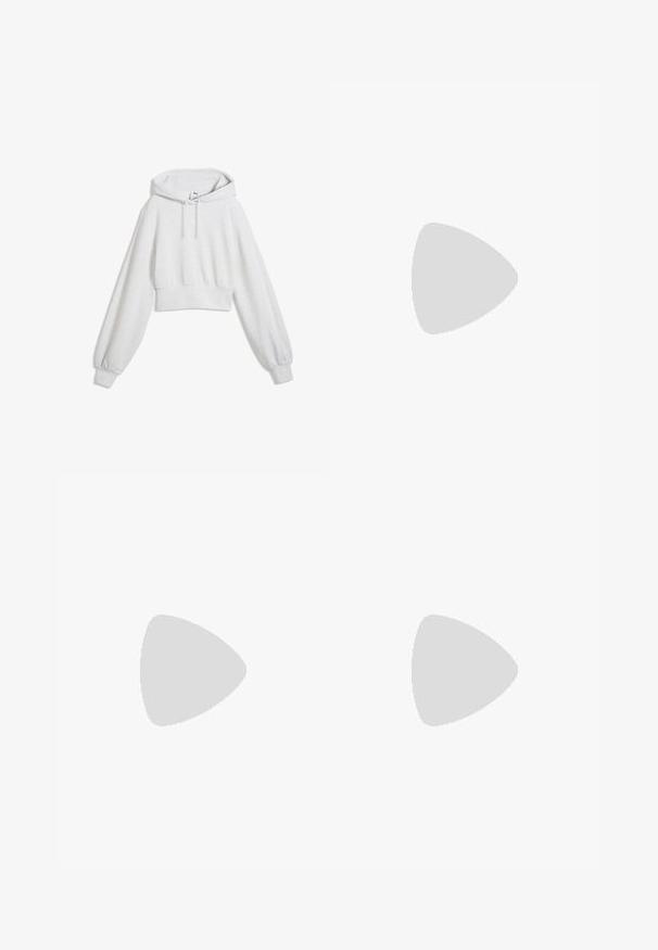 Lichtgrijze cropped hoodie met lange geplooide mouwen, capuchon met trekkoord, geribde boorden en tailleband, getoond op een witte achtergrond.; Lichtblauw T-shirt met korte mouwen en ronde hals, met een klein gouden Puma-logo op de linkerborst, plat liggend op een witte achtergrond.; Lichtblauwe denim rok met een getailleerd ontwerp, voorzien van twee voorzakken met rits, details in de centrale naad en een lengte tot halverwege het kuit.; Sneaker met laag profiel, blauwe suède en witte leren panelen, lichtblauwe streep, witte en patroonveters, en een bruine rubberen zool.