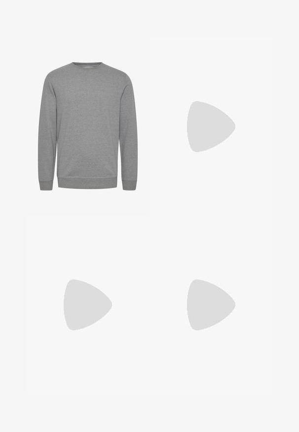 Sudadera gris de manga larga con cuello redondo, puños acanalados y dobladillo. Fabricada con un tejido suave y texturizado, presenta un diseño sencillo sin estampados.; Camiseta de manga corta blanca, hecha de algodón, con cuello redondo y un diseño sencillo. Etiqueta de la marca visible en la zona del cuello. Sin patrones ni detalles.; Pantalones grises de corte ajustado, elaborados en suave algodón. Presentan un cierre con botón, presillas para cinturón y un diseño limpio y aerodinámico. Sin patrones visibles.; Zapatilla deportiva de cuero blanco con textura suave, puntera redonda y cordones planos. Presenta un logo sutil y una suela ligera.