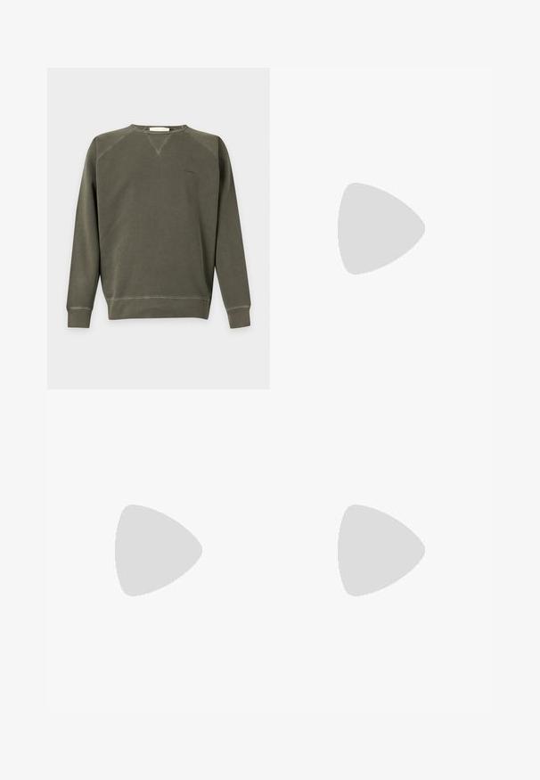 Langärmeliges olivgrünes Sweatshirt mit Rundhalsausschnitt, gerippten Bündchen und Saum, minimalen Nähten und kleinem gesticktem Logo auf der Brust.; Weißes Langarmhemd mit Knopfleiste und feinen vertikalen Streifen, Brusttasche mit Knopfklappe und klassischem Kragen auf einem schlichten Hintergrund.; Blaue Jeans aus Denim mit geradem Bein, ausgestattet mit klassischem Fünf-Taschen-Design, sichtbaren Nähten und einem ausgewaschenen Look.; Cremefarbener Sneaker mit glattem Lederoberteil, abgerundeter Zehenpartie, Schnürung vorne und strukturierter Gummisohle. Minimalistisches Design, ohne Logos.