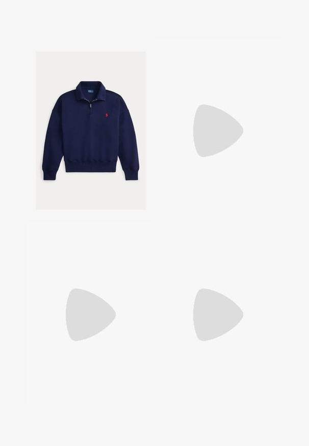 Mørkeblå quarter-zip sweatshirt med krave, lange ærmer, ribstrikkede manchetter og kant samt en lille rød broderet Polo-logo på brystet.; Lys blå skjorte med lange ærmer og en hvid kontrastkrave. Har en glat overflade og fem knapper foran.; Hvide bukser med lige ben, store foran-lommer, bæltestropper og lukning med knap i taljen.; Hvid sneaker med lavt skaft med brune ruskindsdetaljer ved hæl og tå, hvide snørebånd og et lille brunt broderet logo på siden.
