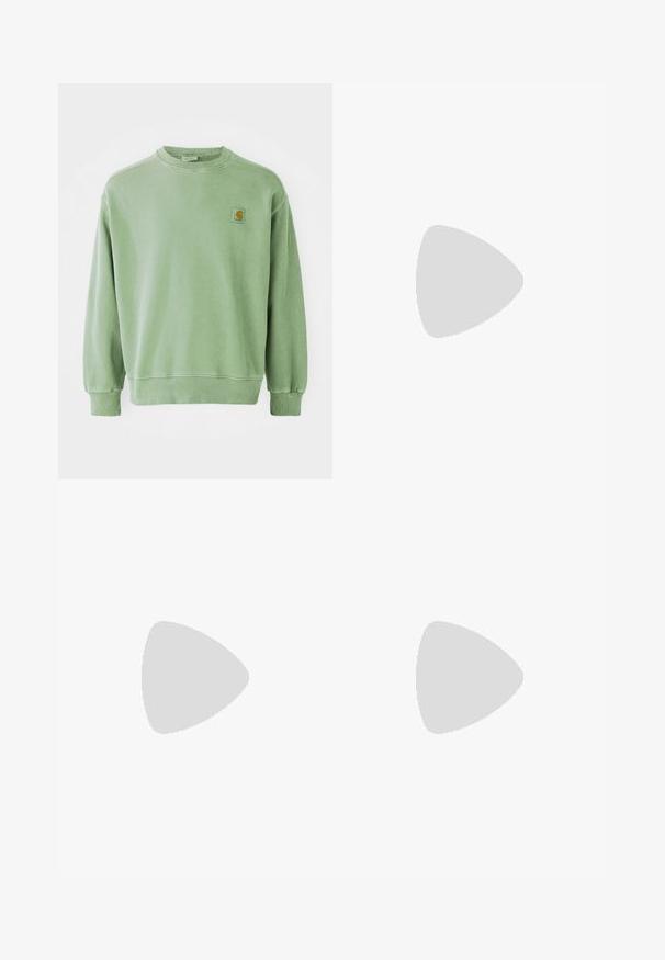Sudadera verde claro de algodón, con cuello redondo, puños acanalados y un pequeño parche con logo en el lado izquierdo del pecho. Textura suave.; Camiseta de manga larga blanca de algodón. Cuenta con un pequeño logo dorado en el pecho y un cuello redondo. Diseño simple y corte estándar.; Pantalones de corte relajado en un suave tono verde claro, con una textura lisa, que incluyen bolsillos laterales y detalles de costura visibles. De largo completo con un diseño de pierna recta.; Jordan AIR JORDAN 1 ZM CMFT 2 - Zapatillas altas - summit white/bicoastal/oxidized green