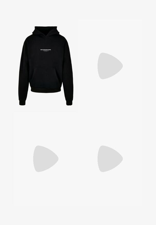 Zwarte hoodie van katoen, met een voorzak, geribbelde manchetten en een witte "METAMORPHOSIS" logo op de borst.; Zwarte cargobroek met een relaxte pasvorm, elastische tailleband, zijzakken en een grote cargozak op de dij. Zacht, lichtgewicht stof.; Witte sneakers van glad leer met een gestructureerde beige hielaccent, voorzien van ronde veters, een laag profiel ontwerp en een rubberen buitenzool.; Zwarte crossbodytas met witte elastische koorden, zilveren hardware en de tekst "KARL LAGERFELD JEANS" in het wit aan de voorkant, voorzien van een brede zwarte band.