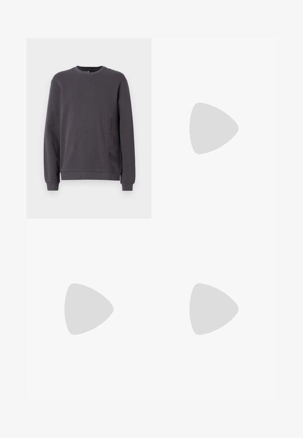 Grijze sweatshirt gemaakt van zacht materiaal met een ronde halslijn, lange mouwen en een reliëf logo detail aan de linkeronderzijde.; Zwarte t-shirt met korte mouwen van soepel materiaal, met een ronde hals en een wit "SILENCE" logo op de borst.; Grijze katoenen shorts met een elastische tailleband en een wit logo aan de onderzijde rechts. Zachte textuur, knielange pasvorm.; Witte sneaker met een bovenwerk van gestructureerd suède en leer. Voorzien van een afgeronde neus, vetersluiting en een contrasterende beige rubberen zool.