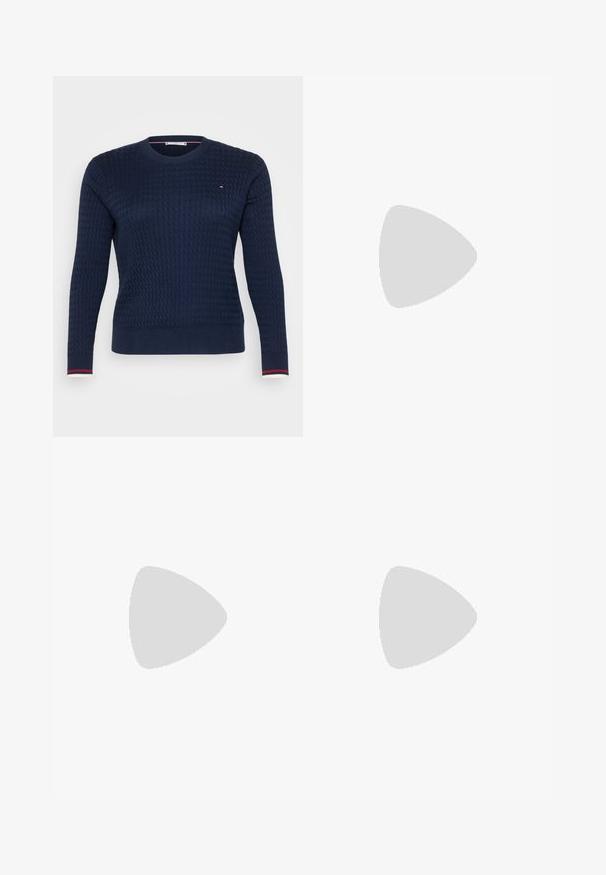 Mørkeblå strikket sweater med et tekstureret mønster, rund halsudskæring og lange ærmer. Har kontrasterende stribede manchetter og et lille logodetalje.; Hvid skjorte med knapper, lavet af bomuld med klassisk krave og lange ærmer. Har et lille logo på venstre bryst. Glat tekstur.; Mørkeblå skinny jeans med forlommer, bæltestropper og knaplukning på en ensfarvet lys baggrund.; Hvid lavtop sneaker med snørebånd og sort hælflap, mærket "Tommy Hilfiger," svævende over en træ- og stenflisebelagt overflade udendørs.