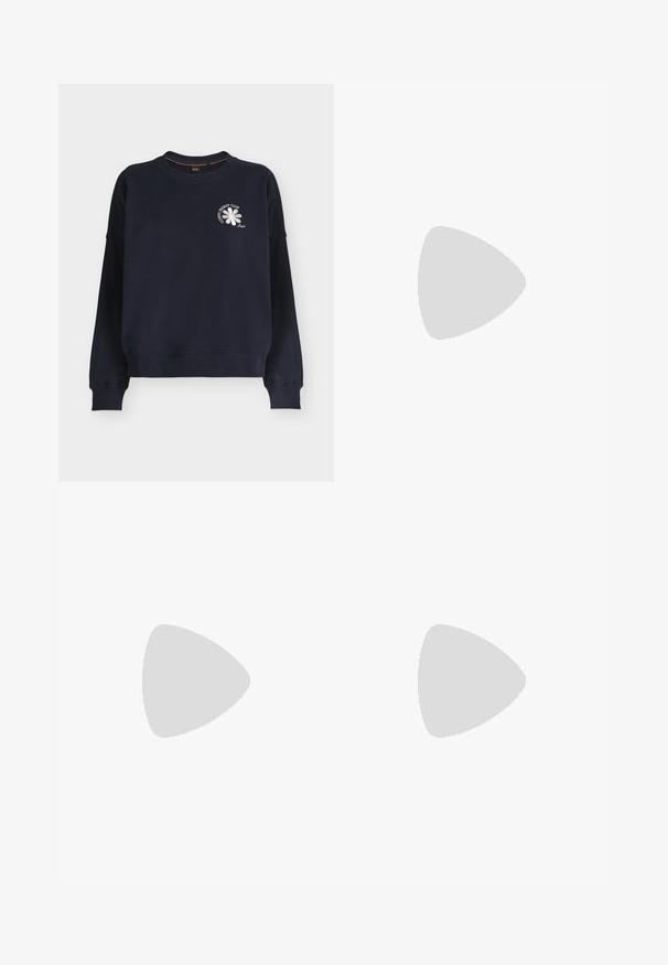 Marineblaues Sweatshirt mit langen Ärmeln, gerippten Bündchen und Saum, mit einer kleinen weißen Blume und dem Schriftzug „COSMIC ENERGY CLUB“ auf der Brust.; Beige weite Hose mit hoher Taille, vorderen Falten und breiten Umschlägen am Saum, gezeigt auf weißem Hintergrund.; Schwarze Leder-Ballettschuhe mit gerafften Details am Kragen, runder Spitze und flexiblem Gummisohle. Ganze Oberfläche mit glatter Textur.; Beige Ledertasche in Halbmondform mit einem einzelnen Schulterriemen und minimaler Nahtgestaltung, vor einem schlichten weißen Hintergrund.