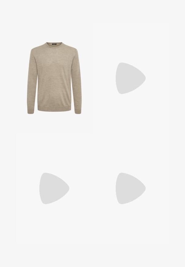 Beige langærmet sweater lavet af blødt strikstof. Har en rund halsudskæring og ribbede manchetter og kant for en tætsiddende silhuet.; Ærmeløs, mørkegrå tanktop lavet af ribstrikket stof, med rund halsudskæring, lige kant og et lille mærke med logo i siden.; Marine-stribede bukser lavet af et tekstureret stof, med knaplukning, to for-pleats og lige ben-design.; Sort læderloafer, der svæver over beige tæppegulv ved siden af et rundt, ravfarvet glasbord.