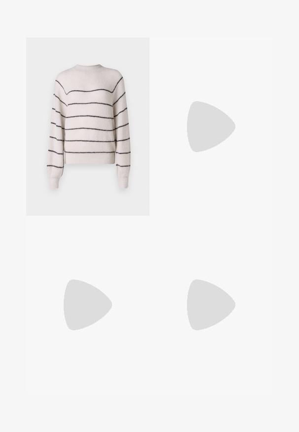 Lys beige fluffy sweater med vandrette sorte striber, rund halsudskæring og lange ærmer, med en afslappet pasform og blød tekstur.; Grå nederdel lavet af et tekstureret stof, med en knap i siden og en lige silhuet med et let indviklet design.; Sorte læder open-toe mules med en lav hæl. Har en glat overflade og et guld logo-prim på siden.; Sort rektangulær læderhåndtaske med lange tynde stropper og gylden "Calvin Klein"-logo på midten foran.