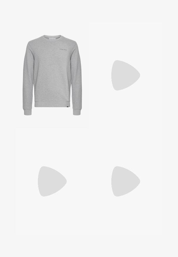 Grau sweatshirt aus weichem Stoff, mit Rundhalsausschnitt, langen Ärmeln und einem kleinen Logo auf der oberen linken Brustseite.; Gestreifte Langarm-Baumwollhemd in Blau und Weiß mit spitzem Kragen und Logo-Emblem auf der Brust. Das Material hat eine glatte Textur.; Marineblaue, strukturierte Shorts mit Kordelzug an der Taille, Seitentaschen und einem kleinen Logopatch auf der linken Seite. Länge bis zur Mitte des Oberschenkels.; Ein einzelner grauer Wildleder-Slipper mit weißer Sohle und silbernem Schnallendetail, schwebend über einem hellen Teppich und Holzmöbeln vorgeführt.