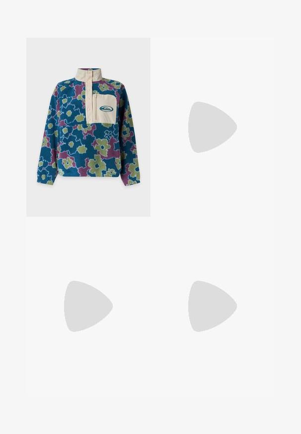 Pull polaire à manches longues avec motif floral bleu, vert et violet, col montant beige et poche poitrine beige avec fermeture éclair et logo.; T-shirt noir en coton avec un motif coloré représentant des montagnes, une cascade et des fleurs tropicales, avec le texte "ROXY" en lettres majuscules.; Pantalon droit pour homme avec fines rayures verticales noires et blanches, fermeture boutonnée, passants pour ceinture et poches latérales.; Baskets en toile blanche avec des accents verts et des charms décoratifs, présentant une surface texturée, un bout arrondi et une semelle blanche épaisse.