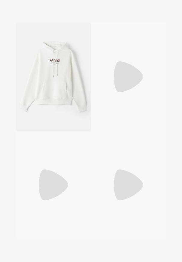 Hvid hoodie med frontlomme, snøre i hætten og trykt tekst med farverig branding på brystet. Blødt stof, afslappet design.; Hvid T-shirt med korte ærmer og lille sort "OBEY"-logo på venstre bryst, vist på en flad lys grå baggrund.; Sorte lige ben bukser med bæltestropper, frontknap og lynlås lukning på ensfarvet lys baggrund.; Hvid Nike Air Force 1 sneaker med prægede stjernemønstre og en metallisk stjerne snørebåndsvedhæng, der svæver over en betongulv.