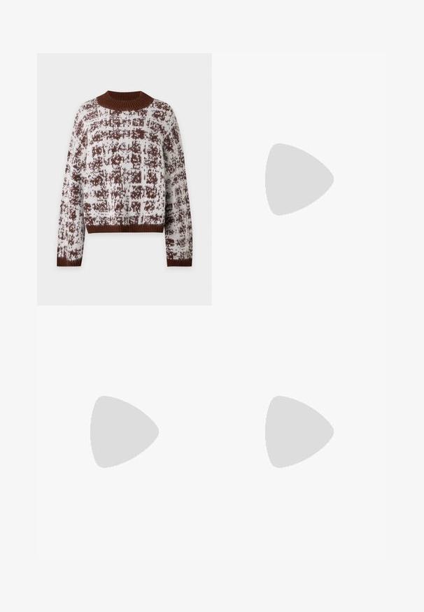 Pull en maille marron et blanc à motifs avec col, poignets et ourlet en côtes, avec un col ras du cou haut et des manches longues.; Chemise à manches longues avec boutons, présentant des panneaux contrastants en rose et brun foncé ornés de motifs complexes ; tissu doux avec col et coupe décontractée.; Jean bleu taille haute à jambes larges, avec des plis sous la ceinture et des surpiqûres horizontales discrètes au niveau des cuisses, présenté sur un fond uni.; Ballerines noires en cuir avec un bout rond, une bride à la cheville et un petit talon. Texture lisse et design minimaliste.