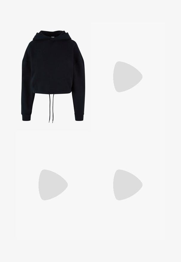 Sort cropped hoodie lavet af blødt bomuldsstof. Har en snor i kanten og en stor hætte, med lange ærmer og ribstrikkanter.; Sorte leggings i glat stof, med høj talje, tætsiddende design og uden synlige sømme, velegnet til afslappet eller aktivt brug.; Hvide og lyserøde sneakers med en chunky sål, tekstureret stof, glatte læderdetaljer og dekorative stikninger.; Sort nylon taske med dobbelte håndtag, justerbar rem, frontlomme med lynlås, logo-patch og metaldetaljer. Kompakt design velegnet til daglig brug.