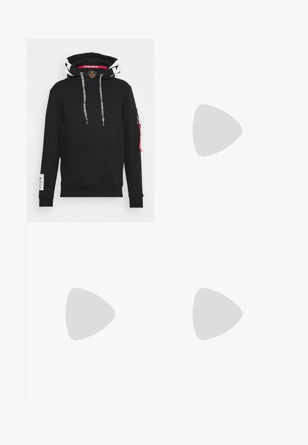 Sweat à capuche noir avec doublure de capuche à motifs blancs et noirs, cordons de marque, poche avant et poche zippée sur la manche avec une étiquette rouge.; T-shirt en coton blanc avec un col rond et des manches courtes, au fit classique et à la texture lisse. Aucun motif ni accessoire visible.; Jean en denim noir avec une coupe droite, présentant un design classique à cinq poches, une fermeture à bouton en métal et des détails de couture subtils.; Chaussure de sport noire avec une tige en mesh respirant, des accents texturés et une semelle en caoutchouc ondulée. Comprend un logo réfléchissant et un système de laçage.