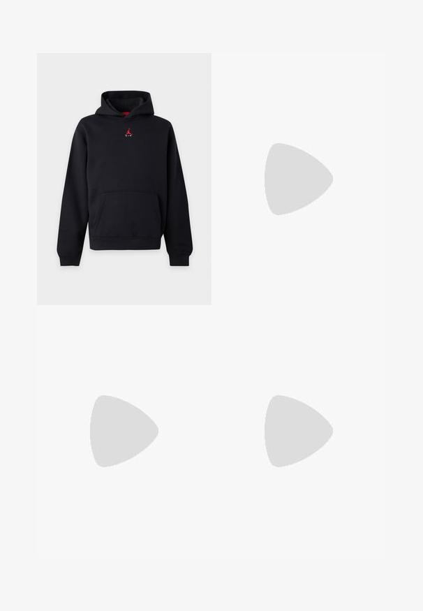 Sweat à capuche noir avec poche avant et petit logo Jumpman rouge sur la poitrine sur fond uni.; Maillot de basket-ball blanc sans manches avec bordure rouge, comportant un texte noir "JORDAN" et un logo Jumpman rouge au centre.; Pantalon de survêtement rouge avec taille élastique, cordon et poignets élastiques, avec un petit logo Jumpman noir sur la cuisse droite.; Baskets de sport noires au design épuré, avec un logo Nike blanc bien en vue, des surcouches texturées et une semelle moulée distincte.