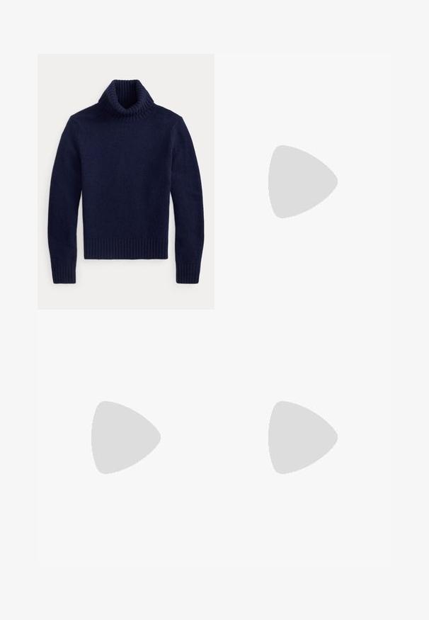 Donkerblauwe trui met lange mouwen en col met geribde kraag, manchetten en zoom, plat gelegd op een witte achtergrond.; Donkerblauwe denim jeans met een rechte pasvorm, voorzien van oranje stiksels, een sluiting met knoop aan de voorkant en vijf zakken.; Zwarte leren enkellaars met lage blokhak, ronde neus en trekriem aan de achterkant tegen een effen witte achtergrond.; Donkerbruine suède handtas in halve maanvorm met gevlochten rand, leren bandje en een zilverkleurige sluiting met een klein paardenlogo.