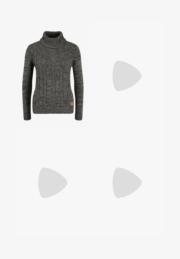 Grå rullekrave sweater med kabelstrikdesign, ribbede ærmer og kant, og med et vævet mærke i nederste venstre hjørne.; Blå cowboybukser med høj talje og vide, udvidede ben, forlommer med lapper, bæltestropper og knaplukning.; Brune ruskind tøfler med hvid faux pelsforing, rund tå og gummisål, parret med blå denim jeans på granittrapper.; Brun ruskind skuldertaske med et buet design, der har en læderrem og en gylden logoaccent på den forreste flap. Glat tekstur.