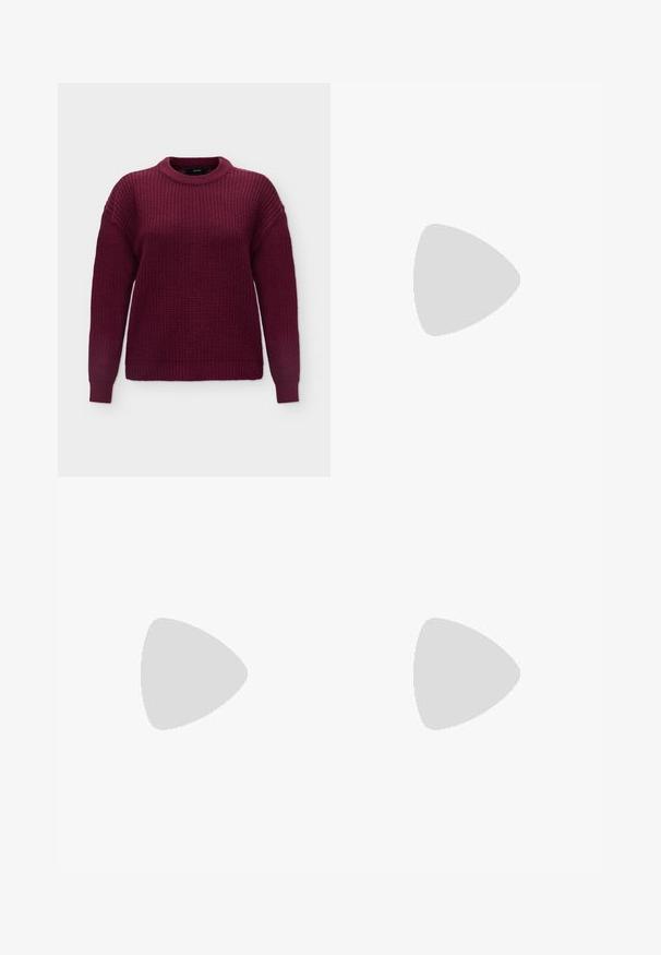 Langærmet strikket sweater i mørkerød med rund hals og ribstrikkede manchetter og kant, vist på en hvid baggrund.; Bredde benbukser i mørkebrun stof, med en glat tekstur, for- folder og et tætsiddende taljebånd.; Mørk burgunderfarvet flad lædersko med spids tå og en tynd T-rem med en sølvspænde på en hvid baggrund.; Rektangulær sort læderhåndtaske med en enkelt lang rem og blank finish, vist mod en ensfarvet hvid baggrund.