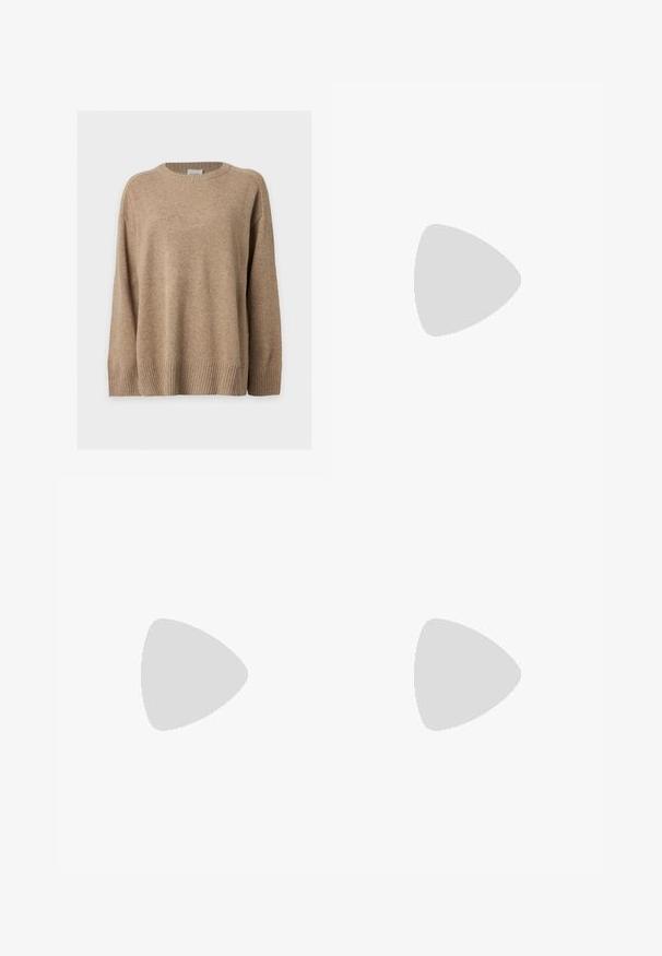 Jersey de punto beige de manga larga con puños, bajo y cuello redondo acanalados, mostrado extendido sobre un fondo blanco.; Cardigan beige de canalé con mangas largas, cierre frontal de botones, escote en V y puños acampanados. Fabricado en un material de punto suave con un acabado texturizado.; Zapatilla de ante marrón sin cordones con un forro blanco y esponjoso y una suela texturizada. Presenta un borde cosido y un pequeño detalle de marca en el talón.; Collar de oro con una cadena delgada, cierre de langosta, eslabones texturizados y un pequeño charm redondo al final.