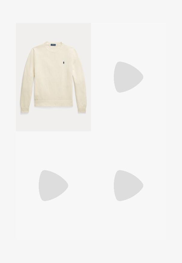 Jersey de punto de color crema con mangas largas, puños y bajo acanalados, con un pequeño logo Polo Ralph Lauren azul marino en el pecho.; Camisa de manga larga con rayas verticales azules y rosas, cuello abotonado y pequeño logo bordado en el pecho.; Vaqueros azul oscuro de pierna recta con costuras en contraste, trabillas para cinturón y bolsillos delanteros, extendidos sobre un fondo blanco.; Zapato estilo mocasín de cuero marrón oscuro con suela negra resistente y etiqueta con el logo verde de Polo en el lateral, mostrado en vista lateral.