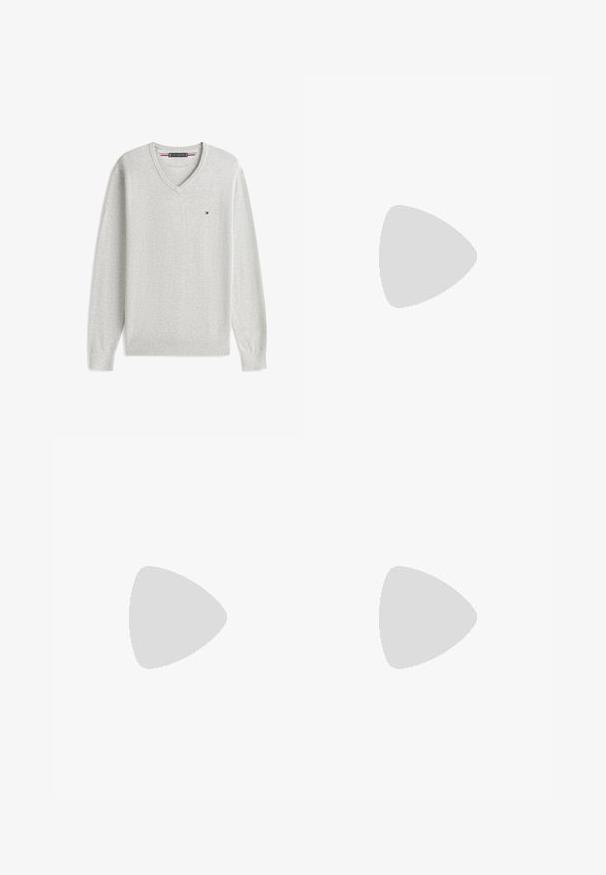 Hellgrauer Langarm-V-Ausschnitt Pullover mit kleinem rot-weiß-blauem Logo auf der linken Brust sowie gerippten Bündchen und Saum.; Schwarzes Langarmhemd mit klassischem Kragen, vorderer Knopfleiste, aus glattem Stoff, mit geradem Schnitt und geknöpften Manschetten.; Dunkelblaue Jeans mit geradem Bein, fünf Taschen, kontrastierenden orangefarbenen Nähten, silbernem Knopf und kleinem Logo auf der vorderen rechten Tasche.; Schwarzer Lederschuh mit glatter Textur, abgerundetem Zehenbereich und flacher, geprägter Naht. Dicke Gummisohle mit leichtem Absatz und rutschfester Musterung.