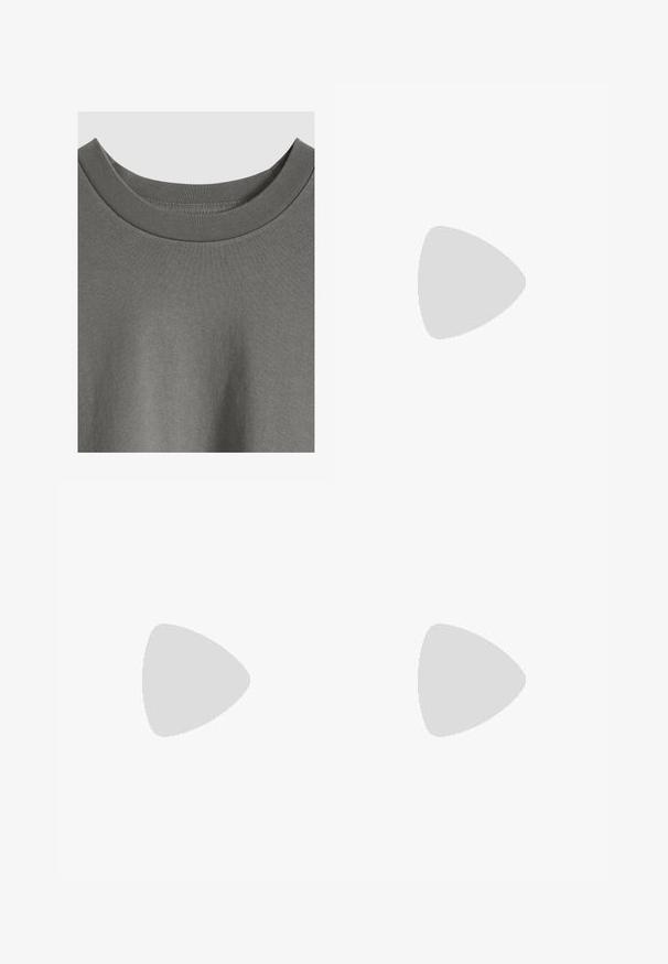 Primer plano de una camiseta gris lisa de cuello redondo que muestra el cuello acanalado y la textura suave de la tela de algodón.; Chaqueta color verde oliva de botones con cuello, mangas largas, un bolsillo en el pecho y dos bolsillos delanteros inferiores tipo parche.; Pantalones cargo de tejido gris claro, con dos grandes bolsillos laterales, bolsillos frontales, cierre de botón y un ajuste holgado.; Bota de tobillo de cuero marrón oscuro con cordones, suela de goma resistente y ojales de metal, vista desde el lado exterior.