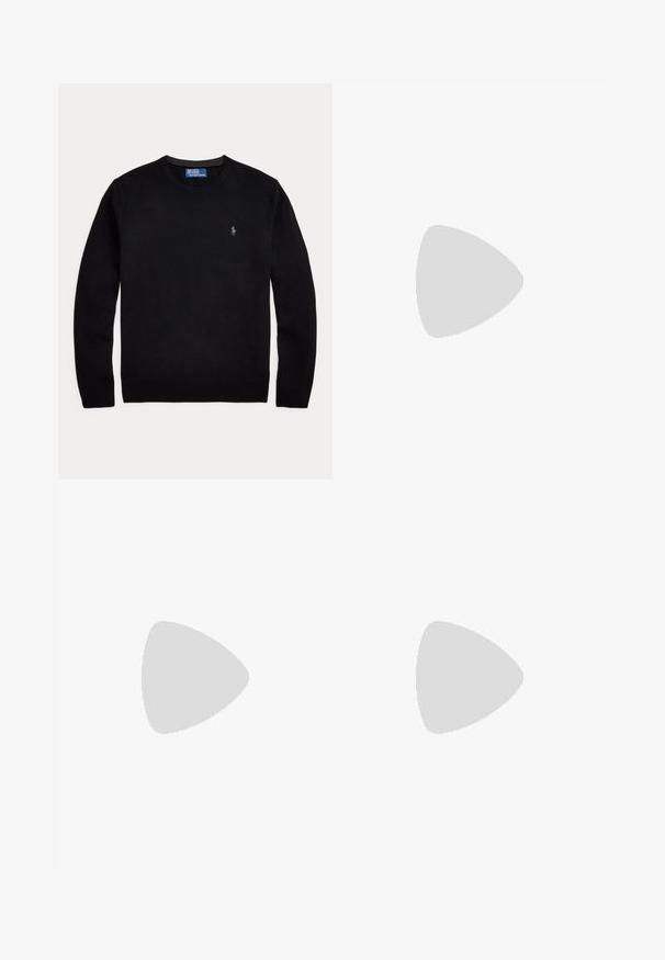 Schwarzer Langarm-Rundhalspullover mit kleinem Polo Ralph Lauren-Logo, das auf der linken Brust gestickt ist.; Gefaltetes weißes Hemd mit marineblauen vertikalen Streifen, Button-Down-Kragen und Polo Ralph Lauren-Logo auf der Brust gestickt.; Dunkelblaue Slim-Fit-Jeans mit fünf Taschen, Knopfverschluss und Kontrastnähten, flach auf hellem Hintergrund ausgelegt.; Schwarzer Leder-Chelsea-Stiefel mit elastischen Seitenteilen, Zuglasche hinten und profiliertem Gummisohlenabsatz, im Profil gezeigt.