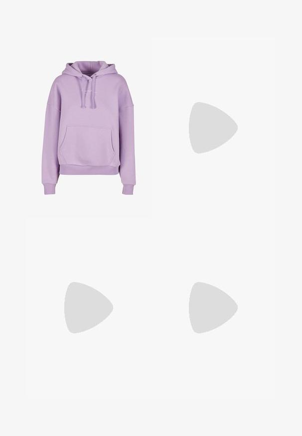 Lavendel hoodie lavet af blødt stof, med en kængurulomme, ribbede manchetter og en hætte med snøre og sølvøjer.; Hvid langærmet V-hals top lavet af glat, let stof; tætsiddende design uden yderligere mønstre eller hardware detaljer.; 2nd Day RITA BLISS - Mini skirts  - multi-coloured; Sorte læder ankelstøvler med en kraftig høj hæl, snørebånd foran, metaløjer og gule sting langs sålen. Tekstureret gummisål.