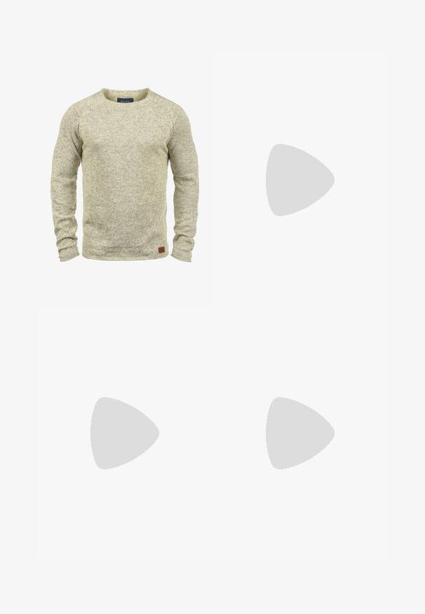 Lys beige strikket sweater med lange ærmer, rund halsudskæring og en tekstureret finish. Har et lille brunt lædermærke i kanten.; Mørkeblå polo-shirt i bomuld med klassisk krave, tre knapper og hvide striber på ærmerne. Har et lille hvidt logo.; Mørkeblå denimjeans med lige ben, subtil falmning nær knæene og orange syninger på lommer og sømme.; Mørkegrå lædersneakers med rund tå, hvide snørebånd, lysbrun gummisål og diskrete grå tekstildetaljer ved kraven. Guld logo detajle.
