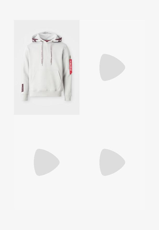 Lys grå hættetrøje med en frontlomme, justerbare snøretræk og en sidelomme med lynlås, der har et rødt mærke. Ribstrikkede manchetter og kant.; Hvid ærmeløs bomulds top med rund hals og markerede skulderpartier, mærket "WEEKDAY" på halsmærket, vist på lys grå baggrund.; Grå cargo bukser lavet af slidstærkt stof, med flere lommer, lynlåse, knaplukning og et tapered ben design.; Beige og grå sportsko med tekstureret mesh-overdel, rund tå og gummisål, med snørebånd og polstret krave.