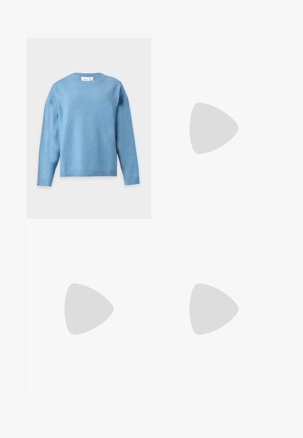 Hellblauer Langarm-Pullover mit Rundhalsausschnitt, gerippten Bündchen und Saum, auf weißem Hintergrund dargestellt.; Dunkelblaues, weites Jeanspaar mit hoher Taille, das über fünf Taschen, kontrastierende Nähte und einen rohen Saum am unteren Ende verfügt.; Schwarze spitz zulaufende flache Schuhe mit Schnürung und Ösen entlang der Kanten, vor einem weißen Hintergrund präsentiert.; Schwarze lederne Handtasche mit glatter Textur. Verfügt über einen verstellbaren Riemen und ein elegantes, minimalistisches Design mit einem Reißverschluss.