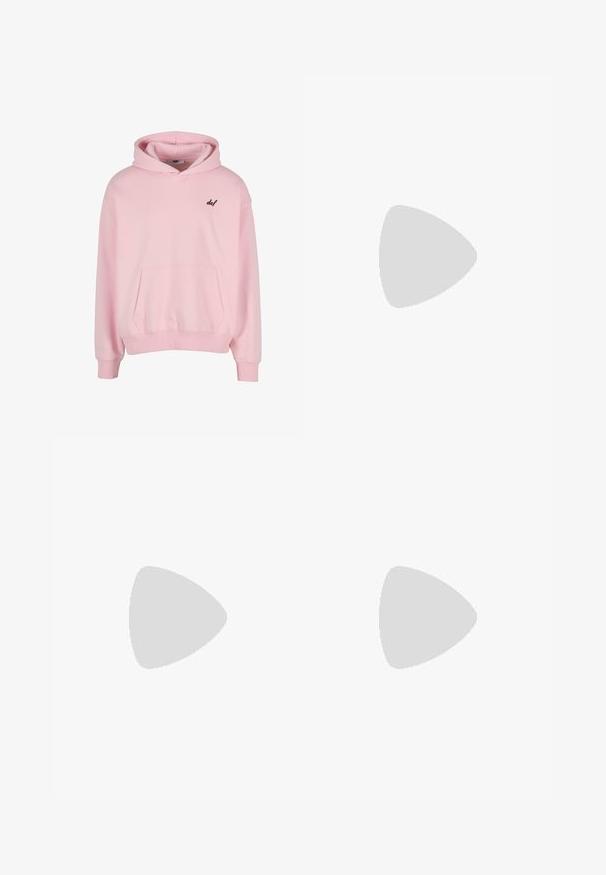 Sudadera rosa claro con un bolsillo delantero, capucha con cordón y un pequeño logo negro "def" en el lado izquierdo del pecho. Fabricada con un tejido suave y liso.; Camiseta de malla blanca de manga corta con el texto rojo "HILFIGER Racing Club" y una pequeña bandera de Tommy Hilfiger en la manga izquierda.; Pantalones deportivos grises hechos de tela suave, con cintura elástica y cordón, piernas ajustadas y un pequeño logo blanco en el costado.; Zapatilla de fútbol sala Nike Total 90 III beige con el swoosh blanco, entresuela blanca, suela de goma color caramelo y cordones beige, vista de perfil lateral.