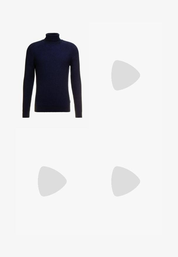 Marineblå ribbet rullekravesweater med lange ærmer. Har et tætsiddende design og struktureret strikmønster. Blødt, strækbart stof for komfort.; Hvid langærmet skjorte med knapper lavet af glat bomuld. Har en klassisk krave og knaplukning foran med en lige nederkant.; Sorte chinos lavet af blanding af bomuld, med et slim fit design, knaplukning, bæltestropper og sidelommer. Glat tekstur hele vejen igennem.; Hvide lædersneakers med en chunky platformsål, rund tå og seks snørehuller. Glat tekstur med subtile syninger.