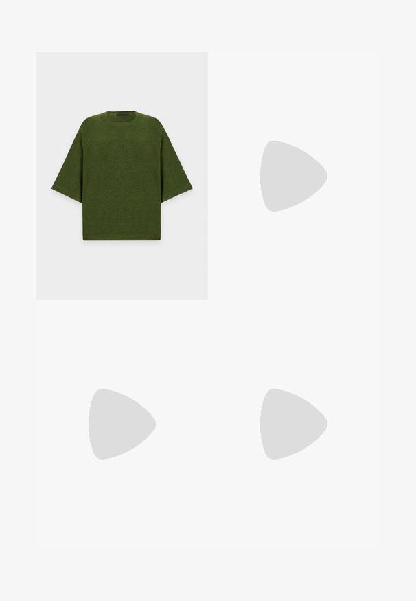 Pull tricoté vert à manches courtes avec un col rond et une coupe ample sur un fond clair uni.; Pantalons larges verts fabriqués en tissu lisse. Présentent des plis à l'avant, une fermeture à bouton unique et des passants de ceinture.; Bottes noires en cuir, montantes jusqu'au genou, avec un design plissé, un bout pointu et un talon épais, présentant une texture lisse et des coutures minimales.; Sac à main rectangulaire noir avec une fine bandoulière et fermeture éclair, présenté sur un fond blanc uni.