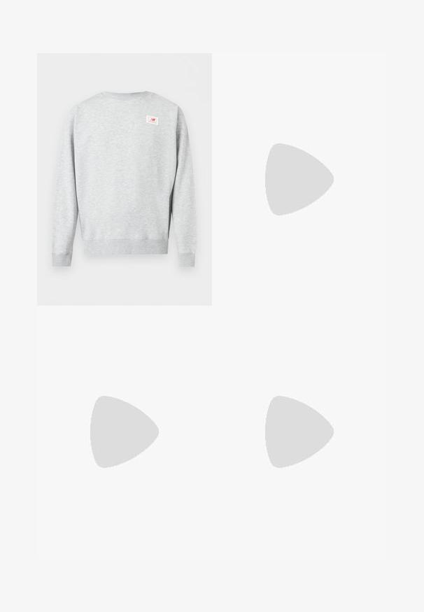 Sudadera gris claro con cuello redondo, mangas largas y un pequeño parche con el logo de New Balance en rojo y blanco en la parte superior izquierda del pecho.; Camisa de hombre abotonada con rayas verticales en gris y blanco, mangas largas y un pequeño logo en el pecho. Tela de algodón, cuello clásico.; Pantalones cortos de mezclilla en azul oscuro, con un diseño clásico que incluye cinco bolsillos, costuras cosidas, cierre de botón y bolsillos traseros curvados.; Zapato náutico de cuero marrón con costuras moc toe, detalles de cordones a través de ojales dorados y suela de goma beige, mostrado en vista lateral sobre fondo blanco.