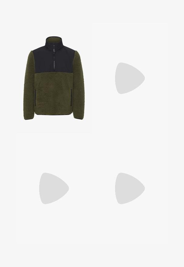 Fleece-Pullover in Olivgrün mit einem schwarzen Nylon-Brustpanel. Verfügt über einen hohen Kragen, einen halbseitigen Reißverschluss und seitliche Taschen.; Schwarze Cargo-Hosen mit lockerer Passform, ausgestattet mit Seitentaschen, einem Knopfverschluss und verstellbaren Säumen. Hergestellt aus strapazierfähigem Baumwollstoff.; Schwarze Wanderschuhe mit grauen synthetischen Akzenten, gepolstertem Kragen und Schnürdesign. Texturiertes Obermaterial mit Logodetail an der Seite.; Schwarzer Roll-Top-Rucksack aus wasserdichtem Material. Verfügt über verstellbare Träger, eine vordere Reißverschlusstasche und bedruckte Markendetails.