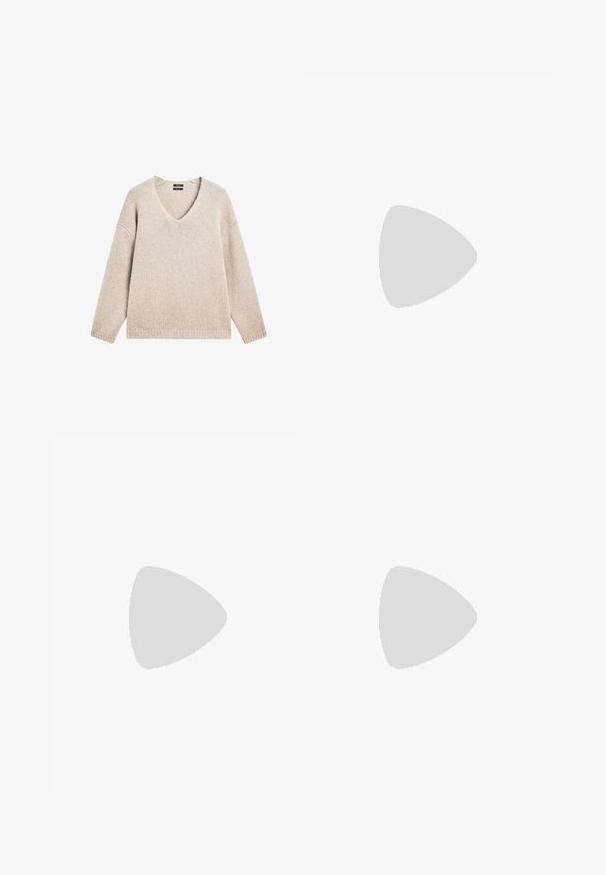 Beige strikket V-hals sweater med lange ærmer og ribbestrikkede manchetter og bund, lagt fladt på hvid baggrund.; Langærmet hvid skjorte med knapper og button-down krave, vist på en hvid baggrund.; Beige knælange bukser med lige snit lavet af glat stof med synlige sidesømme og en enkel talje.; Guldmetallic hæle med rund tå, ankelrem og blokhæle. Glat tekstur med en skinnende finish og tværrem-design.