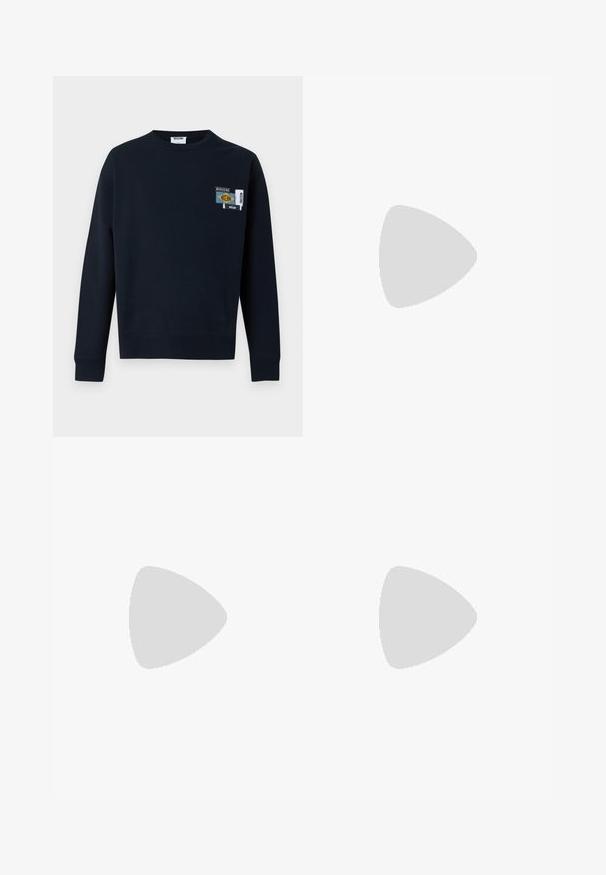 Sweat-shirt Moschino noir à manches longues avec col rond et petite écusson logo multicolore sur la poitrine gauche.; Chemise en denim gris à manches longues, avec un col et un cœur cousu sur le côté gauche de la poitrine.; Jean bleu clair taille haute à jambes droites avec poches avant, fermeture par bouton et zones subtilement délavées sur les cuisses et les jambes.; Baskets en cuir noir avec une texture lisse, bout rond et fermeture à lacets. Comprend une semelle en caoutchouc épaisse et un minimum de détails de marque.