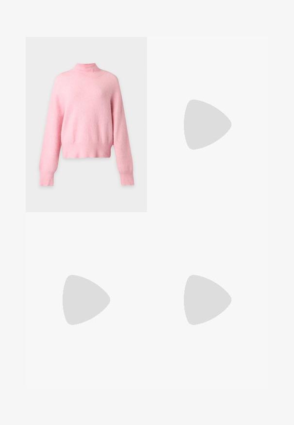 Weicher, hellrosa Langarmpullover mit hohem Kragen und gerippten Bündchen und Saum, gezeigt vor einem einfarbigen hellen Hintergrund.; Hellrosa Kurzarm-T-Shirt mit Rundhalsausschnitt und dezentem, erhabenem "Calvin Klein"-Logo in der Mitte der Brust.; Hellblaue Denim-Jeans mit geradem Bein, ausgestattet mit einem Fünf-Taschen-Stil und einem Knopfverschluss am Bund.; Schwarzer Ledermary-Jane-Flachschuh mit abgerundetem Zehenbereich und silberner Schnalle auf einfachem Hintergrund.