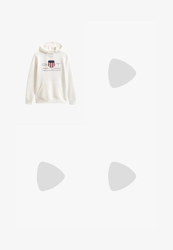 Witte hoodie met een voorzak, koordjes in de capuchon en het "GANT 1949 American Sportswear" logo met een rood-wit gestreept schild.; Marineblauw poloshirt met korte mouwen, kraag, twee knoppen aan de voorzijde en een klein geborduurd logo op de linkerborst.; Lichtbeige chino's met rechte pijpen, voorzakken, riemlussen, knoopsluiting en standaard taps toelopende pasvorm, plat liggend op een witte achtergrond.; BOSS GARYTENN_SDHDEL - Sneakers laag - natural ten