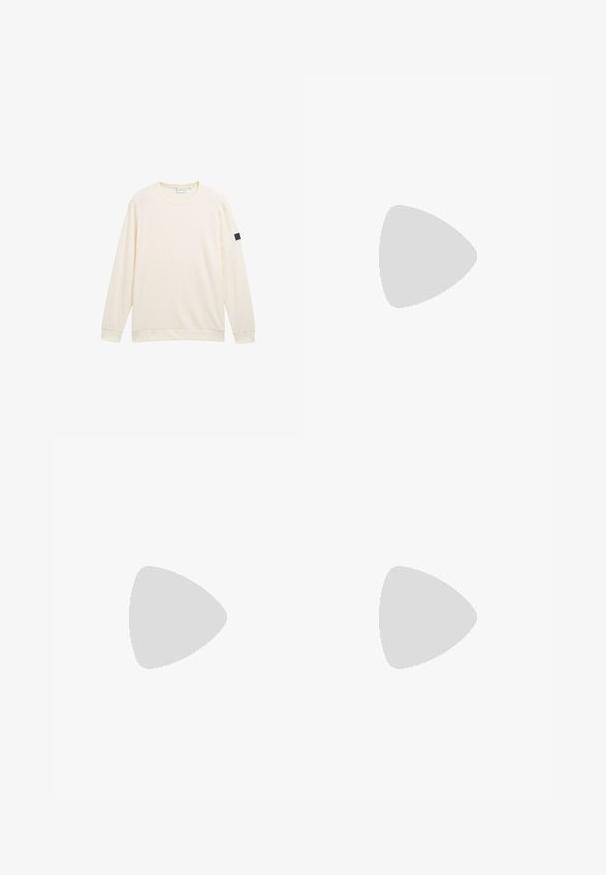 Langærmet cremesweater med ribbet tekstur, rund halsudskæring, raglanærmer, har et lille sort mærke på venstre ærme.; Mintgrøn polo-skjorte med en tre-knaps placket, kontrasterende hvid krave og ærmer. Har en subtil tekstur og broderet mærke på brystet.; Grå denim jeans med en lige pasform, der har en klassisk fem-lomme stil, ophøjede manchetter og subtilt slid i stoffet.; Hvid lav sko med lynlås i siden, marineblå og røde accenter, sort hælpatch og "Tom Tailor"-branding langs siden.