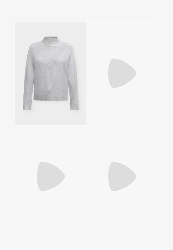 Pull en tricot gris clair avec col haut, manches longues et motif côtelé sur la poitrine, les manches et l'ourlet.; Pantalons à carreaux gris avec une coupe ajustée. Présente un motif à carreaux subtil, des passants de ceinture et une coupe droite. Texture de tissu lisse.; Jambes portant des leggings côtelés foncés associés à des ballerines noires avec de petits détails en nœud sur fond blanc.; Sac à épaule en cuir noir avec une sangle à boucle, des bords arrondis et des coutures blanches contrastées sur un fond uni.